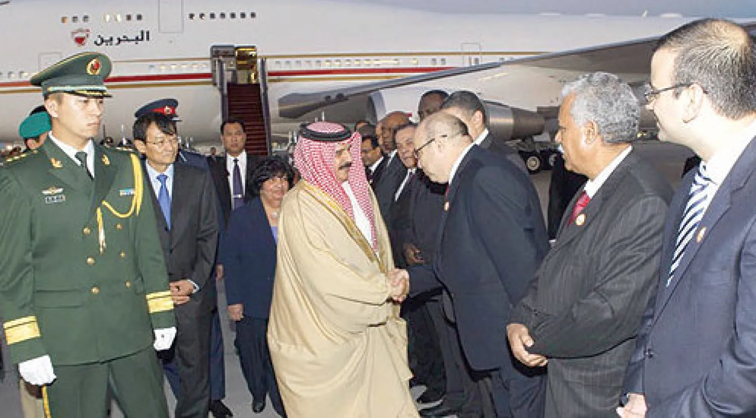 الملك حمد بن عيسى لدى وصوله إلى بكين أمس (بنا)
