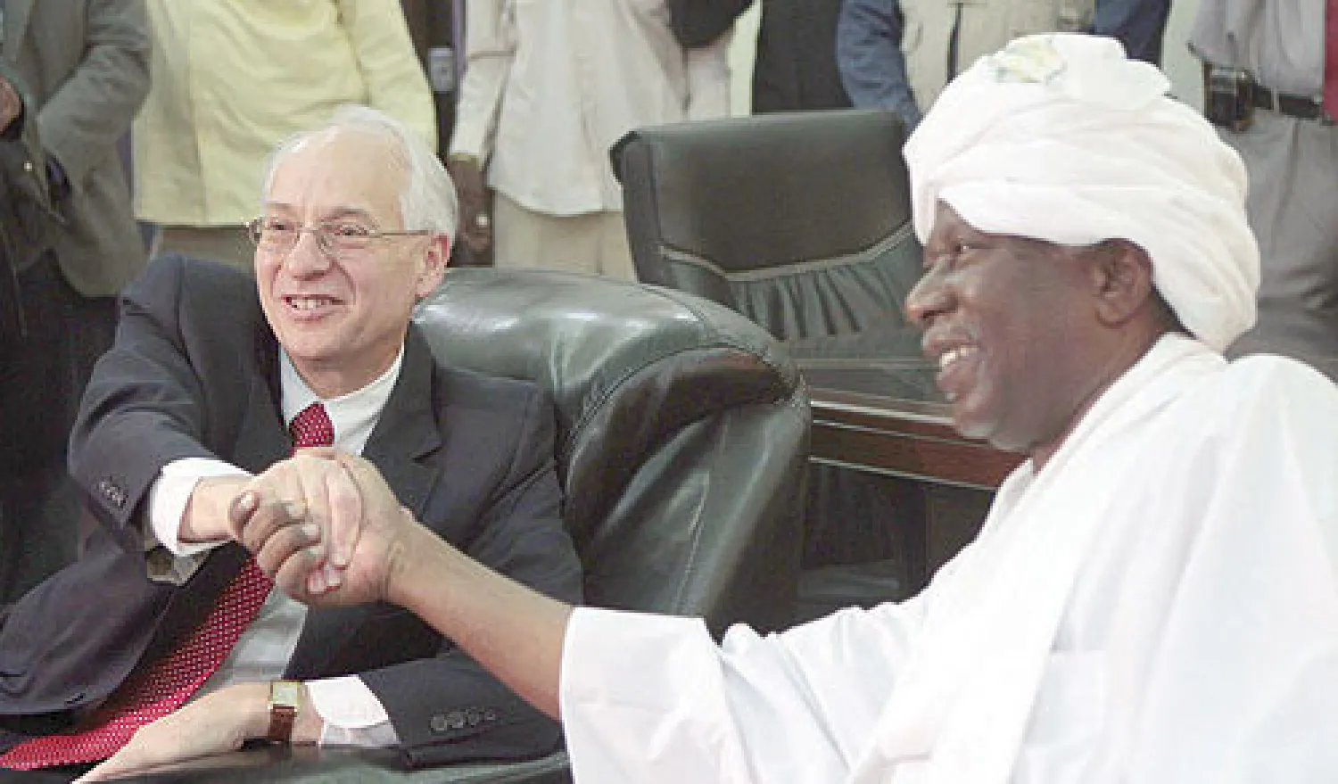 مبعوث الرئيس أوباما الخاص لدولتي السودان وجنوب السودان السفير دونالد بوث خلال لقائه الخير الفهيم رئيس لجنة الإشراف المشتركة لمنطقة أبيي في العاصمة السودانية الخرطوم أمس (أ.ف.ب)