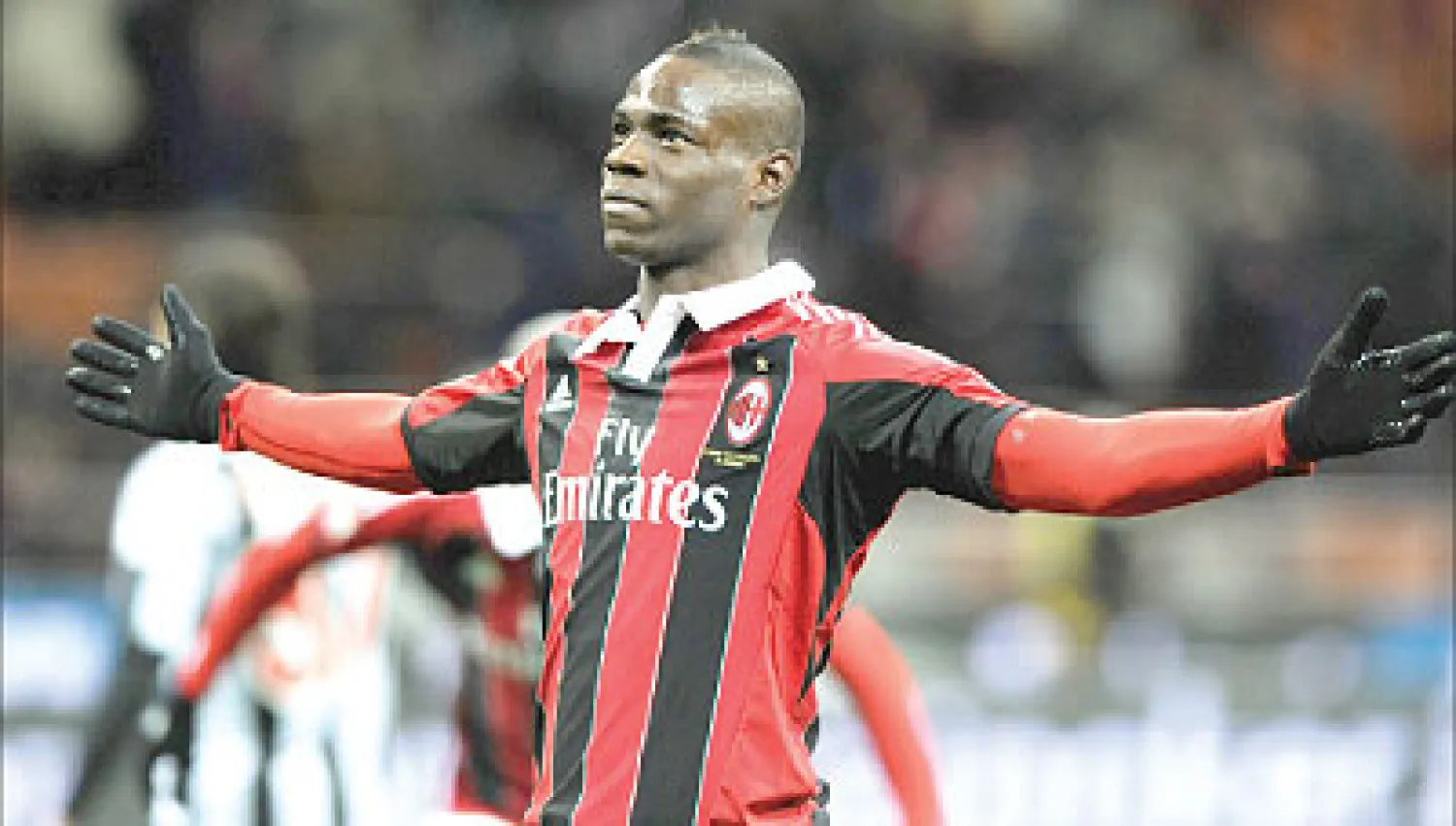 جاء الهجوم الذي قام به المشجعون المشاغبون (الهوليغانز) لفريق روما الإيطالي لكرة القدم على الحافلة التي تقل فريق فيرونا عقب مباراة الفريقين بالدوري الإيطالي في مرحلته الثانية ليدق ناقوس خطر جديد في ما يتعلق بأعمال العنف التي تعاني منها كرة القدم في العاصمة الإيطالية روما. ولجماهير فريقي العاصمة ا...