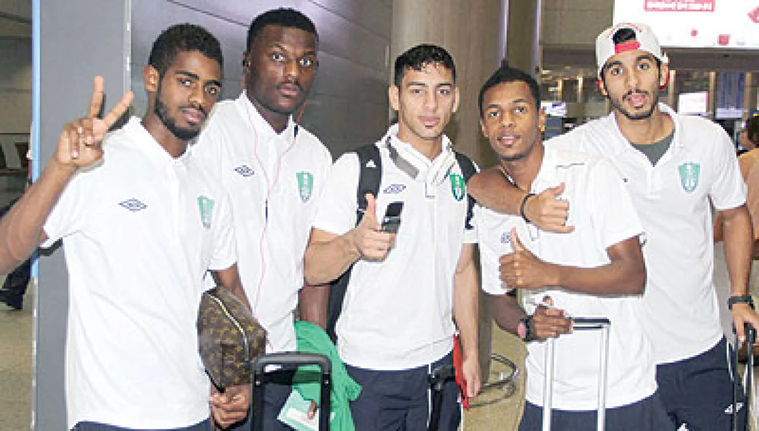 وصلت في الثانية عشرة من ظهر أمس السبت (بتوقيت كوريا) السادسة فجرا (بتوقيت السعودية) بعثة فريق الأهلي الكروي إلى العاصمة الكورية سيول بعد رحلة طيران طويلة ومرهقة قاربت الـ12 ساعة طيران برئاسة رئيس النادي الأمير فهد بن خالد، وقائمة تضم 22 لاعبا، بالإضافة إلى الجهازين الإداري والفني للفريق، استعداد...