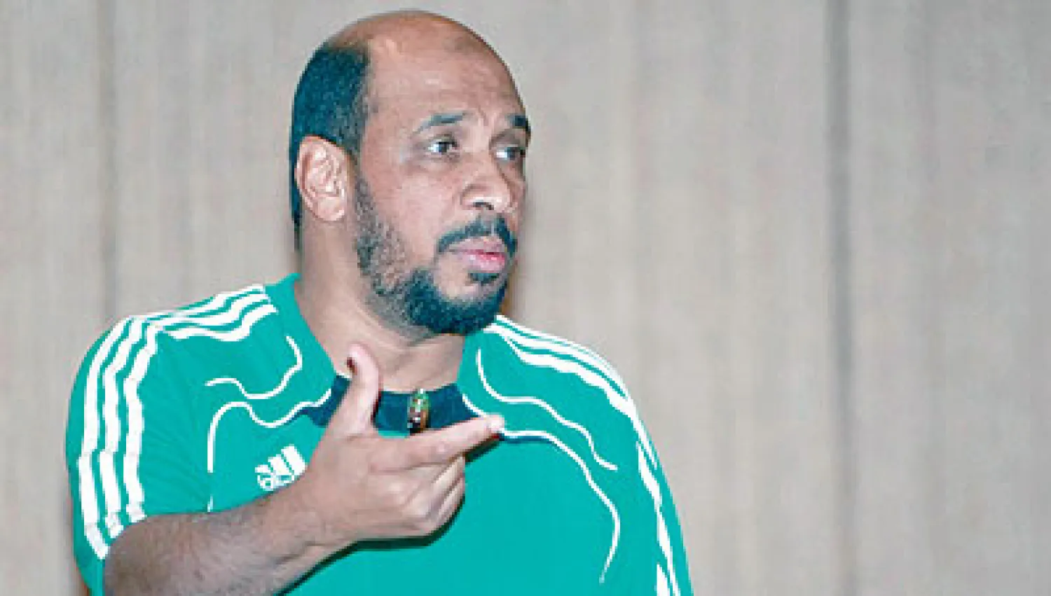 قال عمر المهنا رئيس لجنة الحكام بالاتحاد السعودي لكرة القدم: «إن ترديد البعض أن على لجنة الحكام جلب طواقم تحكيم أجنبية لمباراتها يثير الدهشة؛ لأن لجنة الحكام ليست مسؤولة سوى عن السعوديين، أما من يريد طواقم تحكيم أجنبية، فعليه أن يطلب ذلك من الأمانة العامة بالاتحاد السعودي وليس من لجنة الحكام». و...