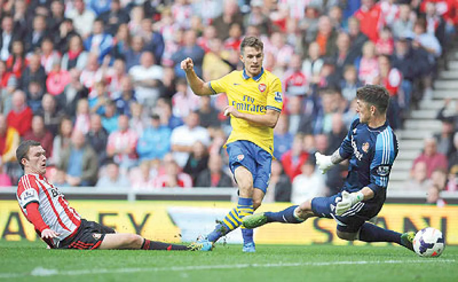 صعد آرسنال إلى المركز الأول مؤقتا في الدوري الإنجليزي الممتاز، بفوزه المنطقي على سندرلاند 1/3، في حين حقق مانشستر يونايتد فوزا باهتا على كريستال بالاس المتواضع 2/صفر أمس على الرغم من أن منافسه لعب الشوط الثاني بأكمله بعشرة لاعبين. ورفع آرسنال رصيده إلى 9 نقاط متفوقا بفارق الأهداف على ليفربول الم...