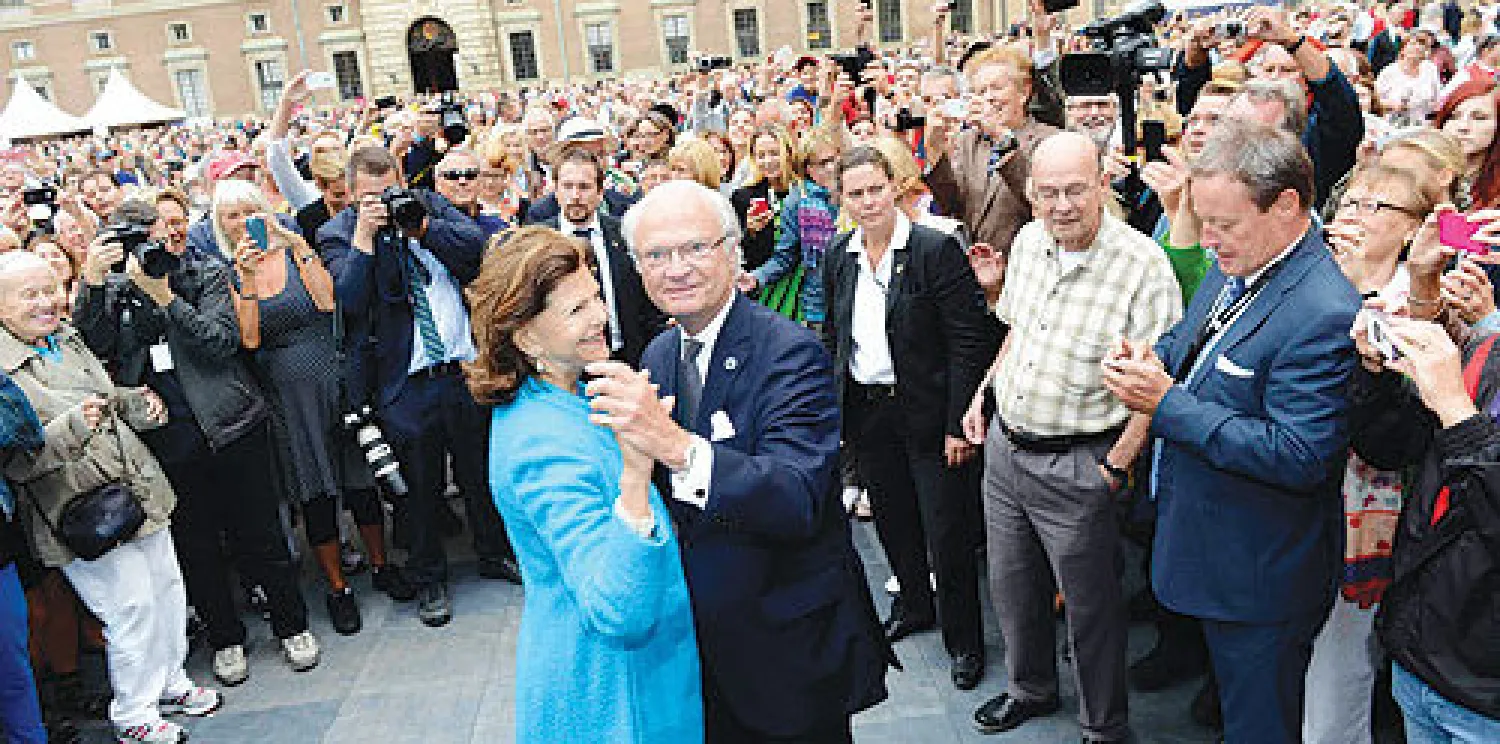 * احتفل عاهل السويد الملك كارل السادس عشر غوستاف بمرور 40 عاما على اعتلائه عرش البلاد أمس، على الرغم من أن معدلات شعبيته انخفضت في السنوات الأخيرة، حيث يؤيد الملكية أكثر من نصف عدد السكان البالغ تسعة ملايين نسمة. وأصبح غوستاف ملكا للبلاد في عام 1973 وهو في سن الـ27 خلفا لوالده غوستاف السادس، متخ...