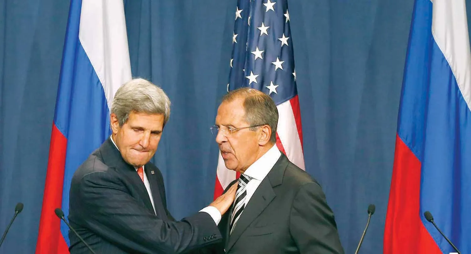  وزير الخارجية الأميركي جون كيري ونظيره الروسي سيرغي لافروف عقب التوصل لاتفاق للتخلص من ترسانة الأسلحة الكيماوية السورية في جنيف أمس (أ.ف.ب)