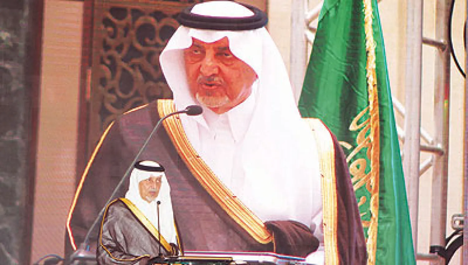 الأمير خالد الفيصل لدى حضوره لقاء تطوير حي الشراشف الذي انعقد في برج الساعة بمكة المكرمة أمس (تصوير: أحمد حشاد)