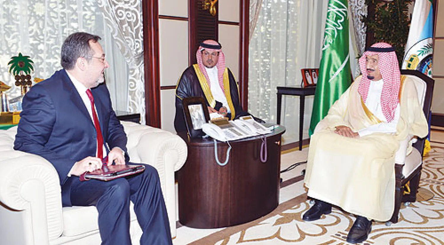 الأمير سلمان بن عبد العزيز خلال لقائه السفير التركي المنتهية فترة عمله في جدة أمس (واس)