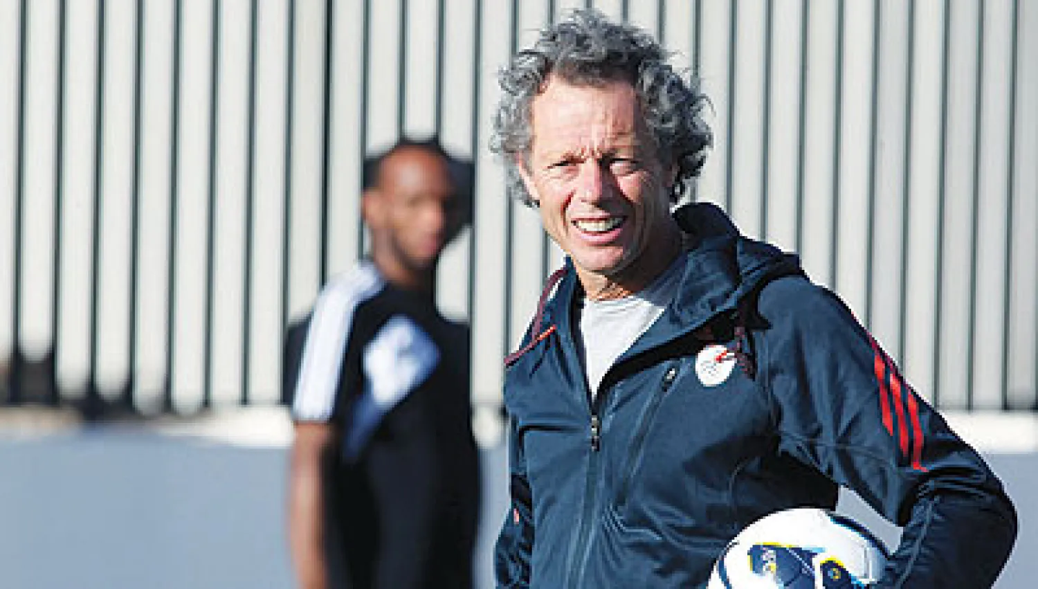 نفت الإدارة الشبابية، أمس الأحد، تلقيها أي اتصالات من إدارة نادي العين الإماراتي أو من قبل المدرب البلجيكي ميشال برودوم بصفة شخصية، تتحدث عن طلب الأخير فسخ العقد ودفع الشرط الجزائي أو التكفّل به من قبل النادي الإماراتي حتى يتمكن من التوقيع مع المدرب البلجيكي وتسلمه المهام الفنية في الفريق خلفا ل...