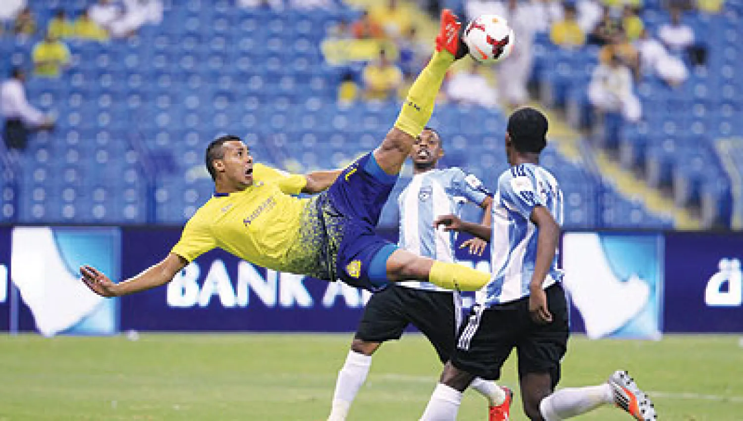 استأنف فريق النصر تدريباته اليومية بعد أن قفز لوصافة الدوري خلف غريمه التقليدي الهلال إثر فوزه على النهضة في الجولة الثالثة من منافسات دوري عبد اللطيف جميل بأربعة أهداف مقابل هدف. وأشاد المدرب الأوروغوياني دانيال كارينيو باللاعبين في الاجتماع الذي سبق تدريبات الفريق، بينما كان الأمير فيصل بن ترك...