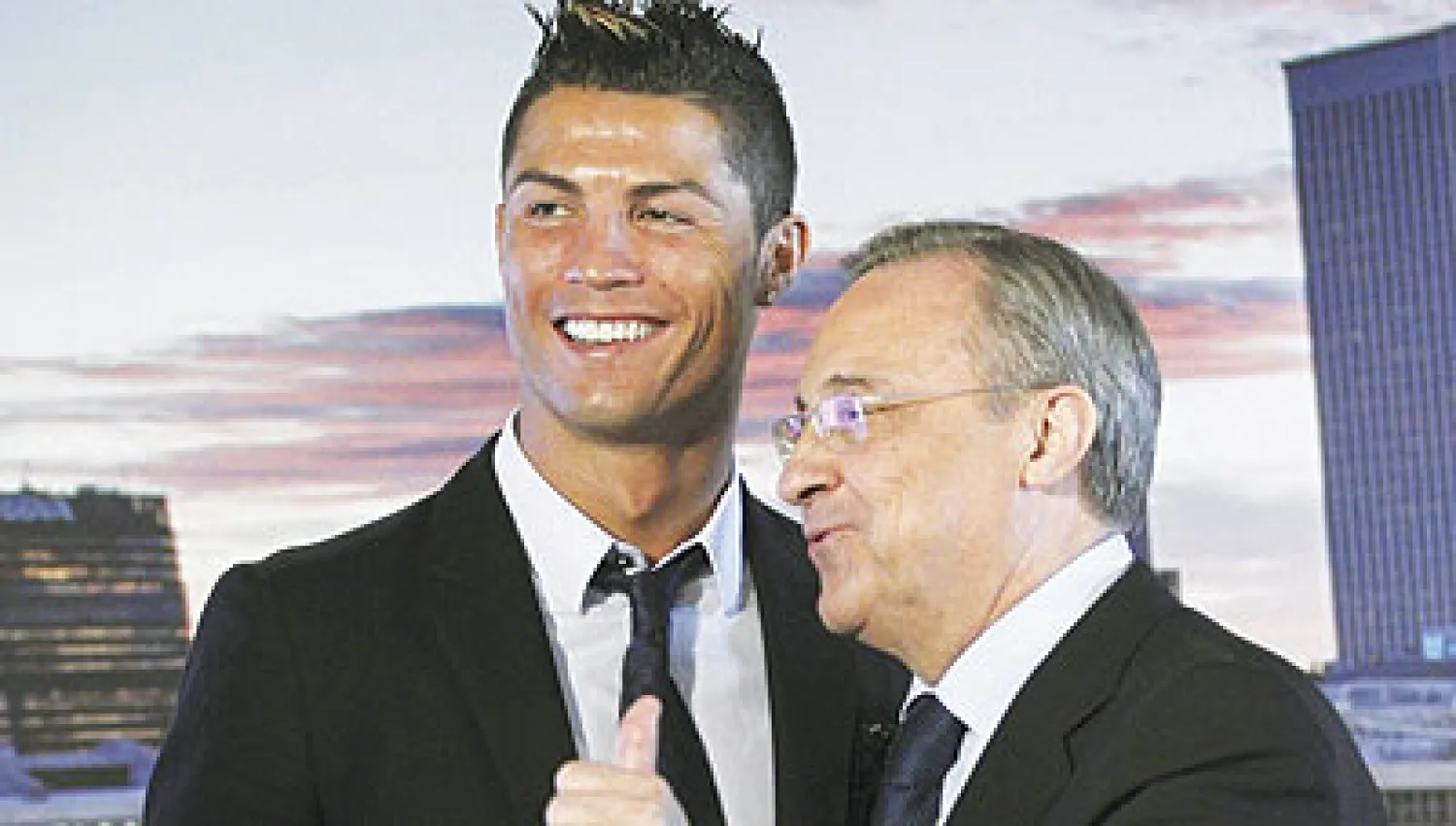 أعلن ريال مدريد الإسباني عن تمديده لعقد لاعبه البرتغالي الدولي كريستيانو رونالدو حتى عام 2018 وبراتب يضعه على رأس قائمة أعلى اللاعبين أجرا في العالم. ورغم أن رئيس النادي فلورنتينو بيريس لم يكشف عن تفاصيل عن الجوانب المالية للعقد الجديد، إلا أن الصحف الإسبانية أشارت إلى أن راتب رونالدو الجديد سيك...