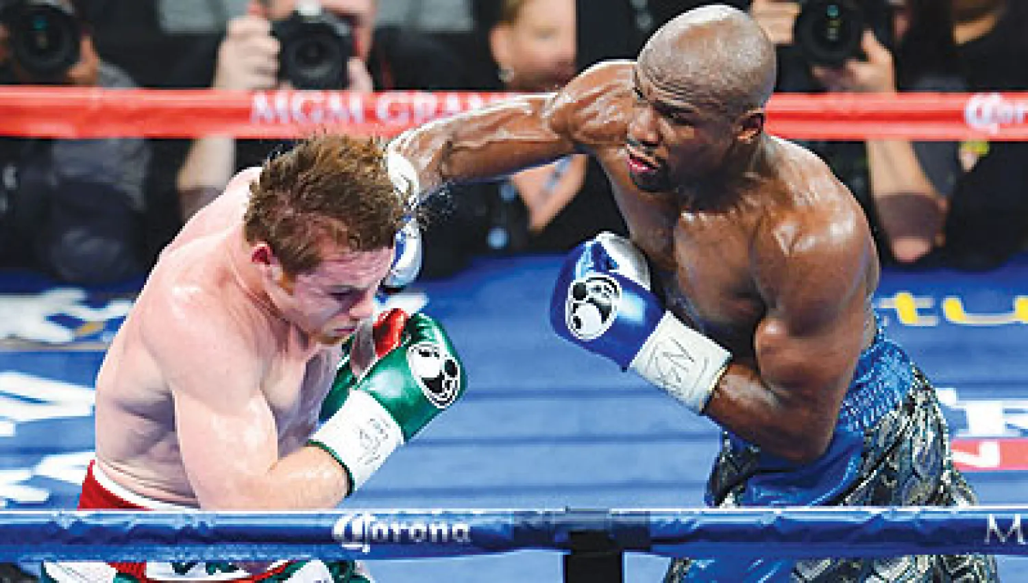 استعرض الملاكم الأميركي فلويد مايويذر قوته وقدم عرضا رائعا في فنون اللعبة ليتفوق على المكسيكي سول كانيلو الفاريز وينتزع منه لقبيه في وزن فوق المتوسط للرابطة العالمية ومجلس الملاكمة العالمي. ولم يتجرع الفاريز أي هزيمة قبل هذا النزال الذي أقيم في لاس فيغاس وبدأ المباراة بمحاولة إبطاء إيقاع مايويذر...