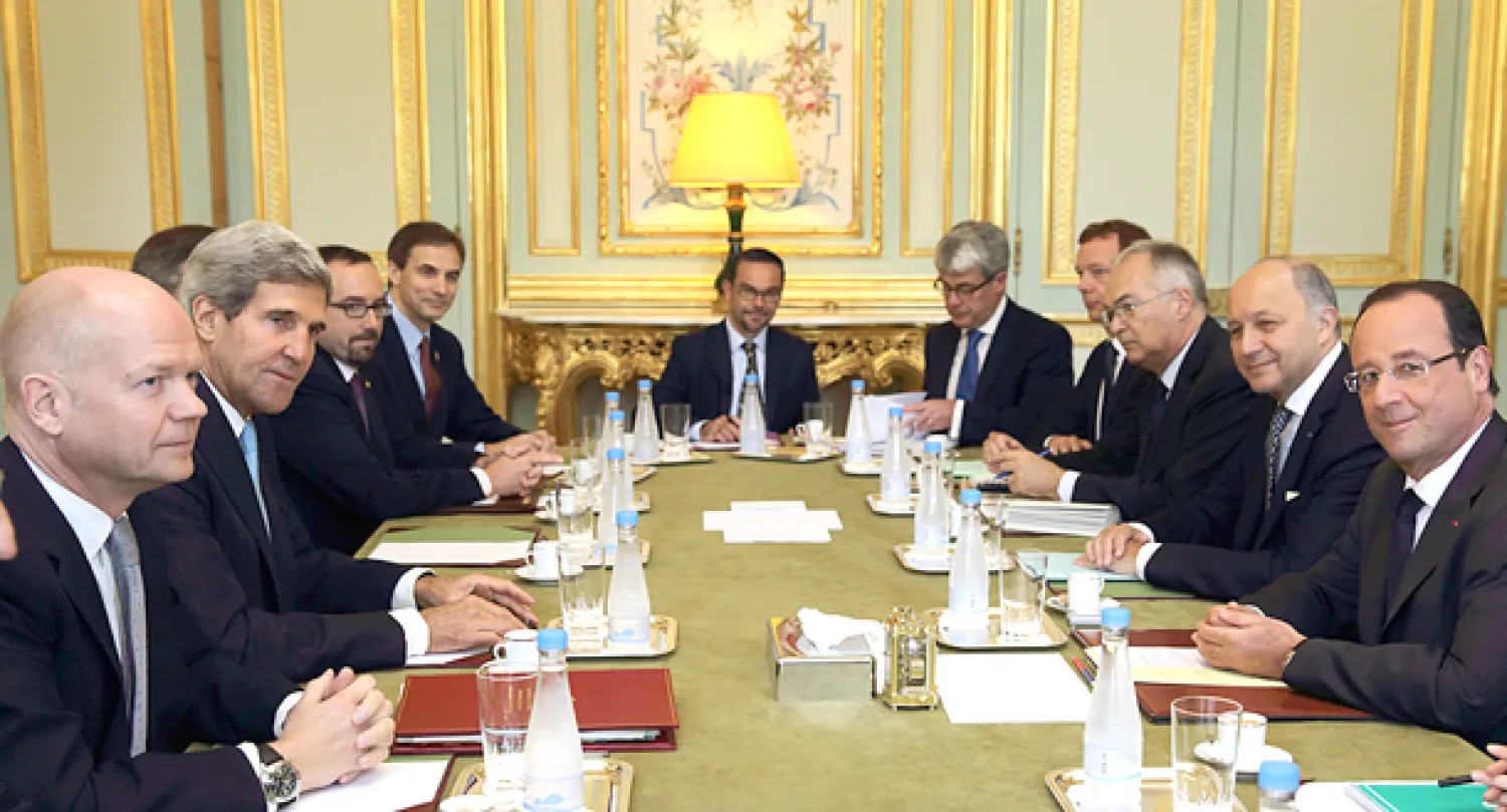 الرئيس الفرنسي ووزير الخارجية الأميركي ووزير الخارجية البريطاني يحضرون لقاء حول سوريا في باريس اليوم (رويترز)