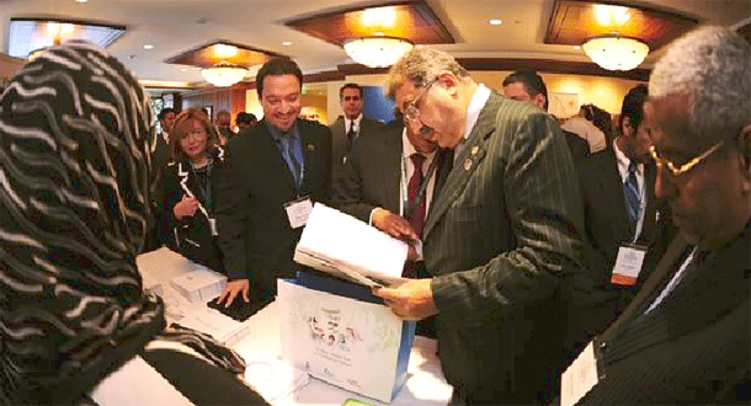 وزير التربية والتعليم السعودي الأمير فيصل بن عبدالله في أحد أجنحة المعارض المشاركة في المنتدى في نسخته الماضية (الشرق الأوسط)