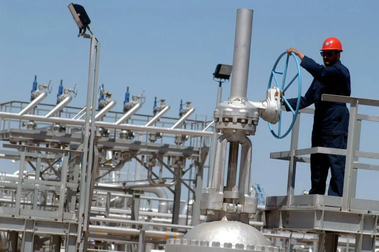 النفط ينزل إلى أدنى مستوياته في خمسة أسابيع