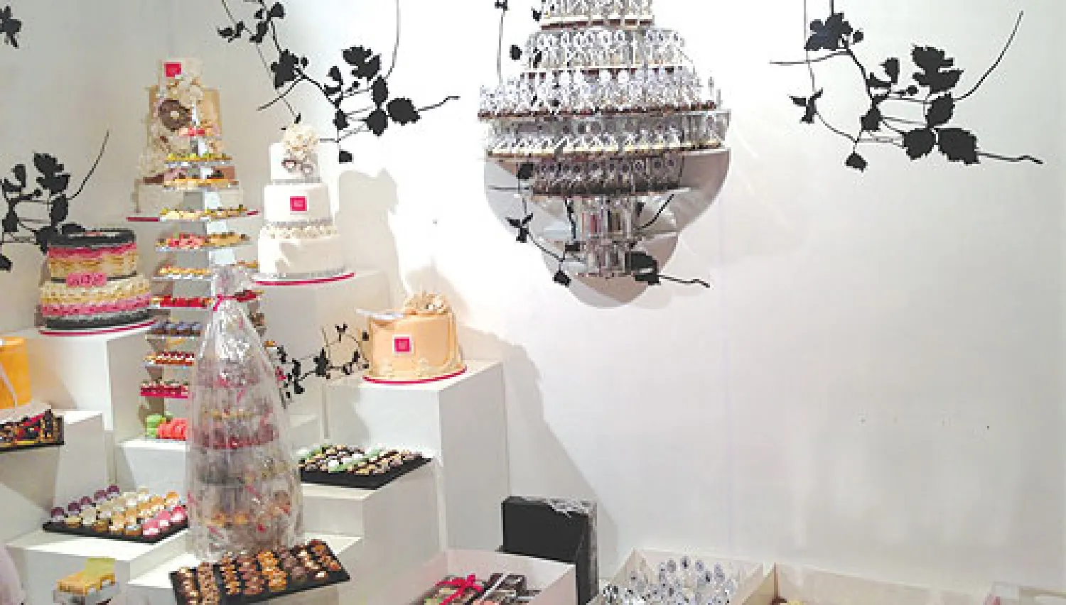 لا شيء يضاهي متعة تذوق الشوكولاته وأصناف الحلوى المتنوعة.. هذا ما اعتمده معرض شابات الأعمال السعوديات الذي يحمل شعار (شوكولاته وأكثر)، وأقيم الأسبوع الماضي بمدينة الخبر، بمشاركة 60 مشروعا نسائيا، تنافست فيما بينها على جذب السيدات من خلال العروض المبتكرة، وصواني الضيافة غير التقليدية، التي شدت أن...