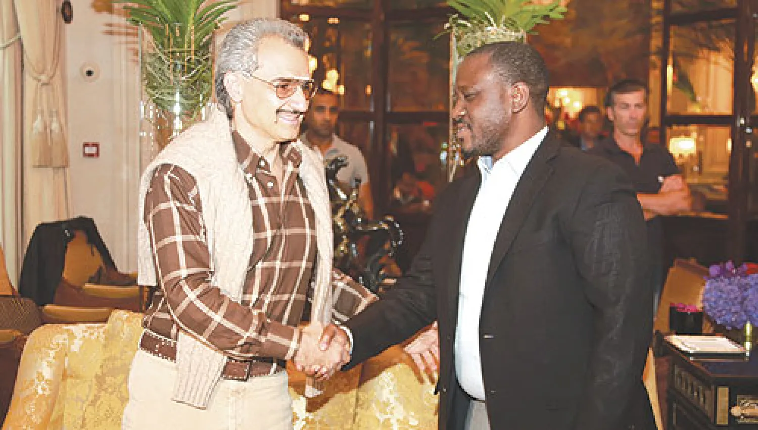 استقبل الأمير الوليد بن طلال بن عبد العزيز آل سعود، رئيس مجلس إدارة شركة «المملكة القابضة» غيلوم سورو، رئيس البرلمان العاجي (الجمعية العاجية الوطنية)، ورئيس وزراء ساحل العاج السابق، وذلك في فندق جورج الخامس «George V – فورسيزونز» بباريس. وفي مطلع اللقاء رحب الأمير الوليد بضيفه، وتبادل الطرفان ال...