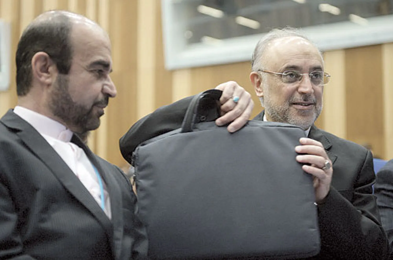 وزير الخارجية الإيراني الأسبق علي أكبر صالحي والسفير الايراني لدى الوكالة الدولية للطاقة الذرية في فيينا خلال حضورهما الجلسة الافتتاحية لمؤتمر الوكالة أمس (إ.ب.أ)