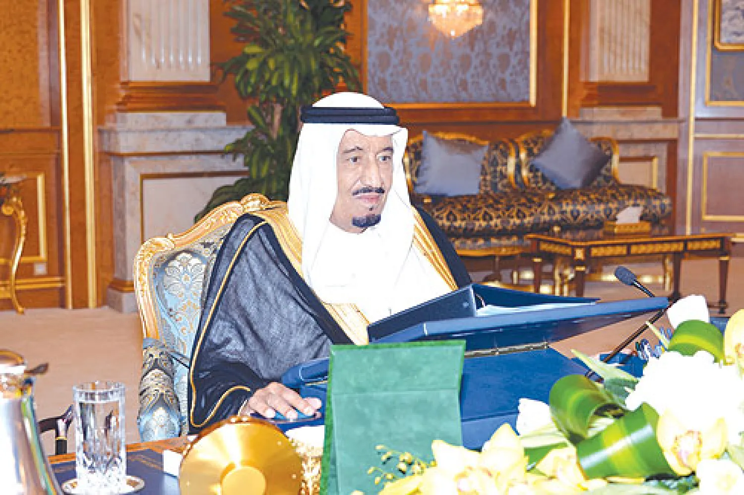 الأمير سلمان بن عبد العزيز لدى ترؤسه جلسة مجلس الوزراء في جدة أمس (واس)