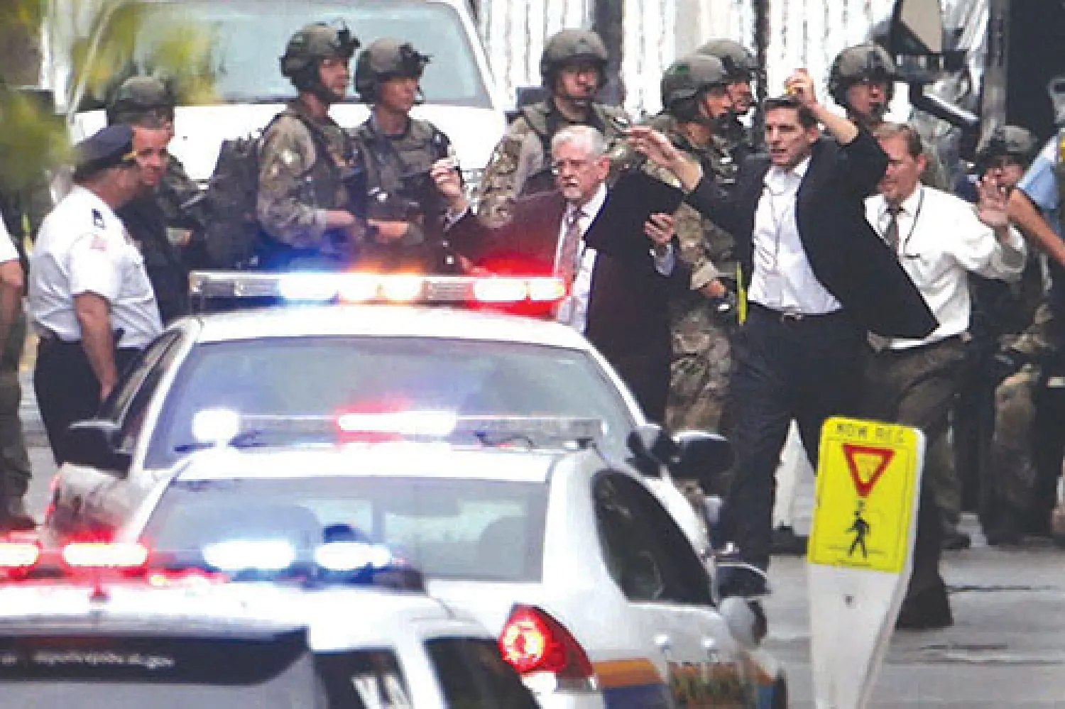 سيارات الشرطة تحيط بمبني عسكري تابع للبحرية الأميركية في جنوب شرقي واشنطن بعد تعرضه لحادث إطلاق نار أسفر عن مقتل سبعة أشخاص وإصابة عشرة أمس (أ.ف.ب)