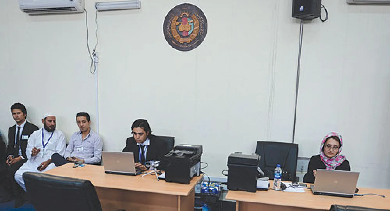 أعضاء اللجنة العليا للانتخابات في انتظار وصول مرشحي انتخابات الرئاسة الأفغانية في العاصمة كابل أمس (أ.ف.ب)