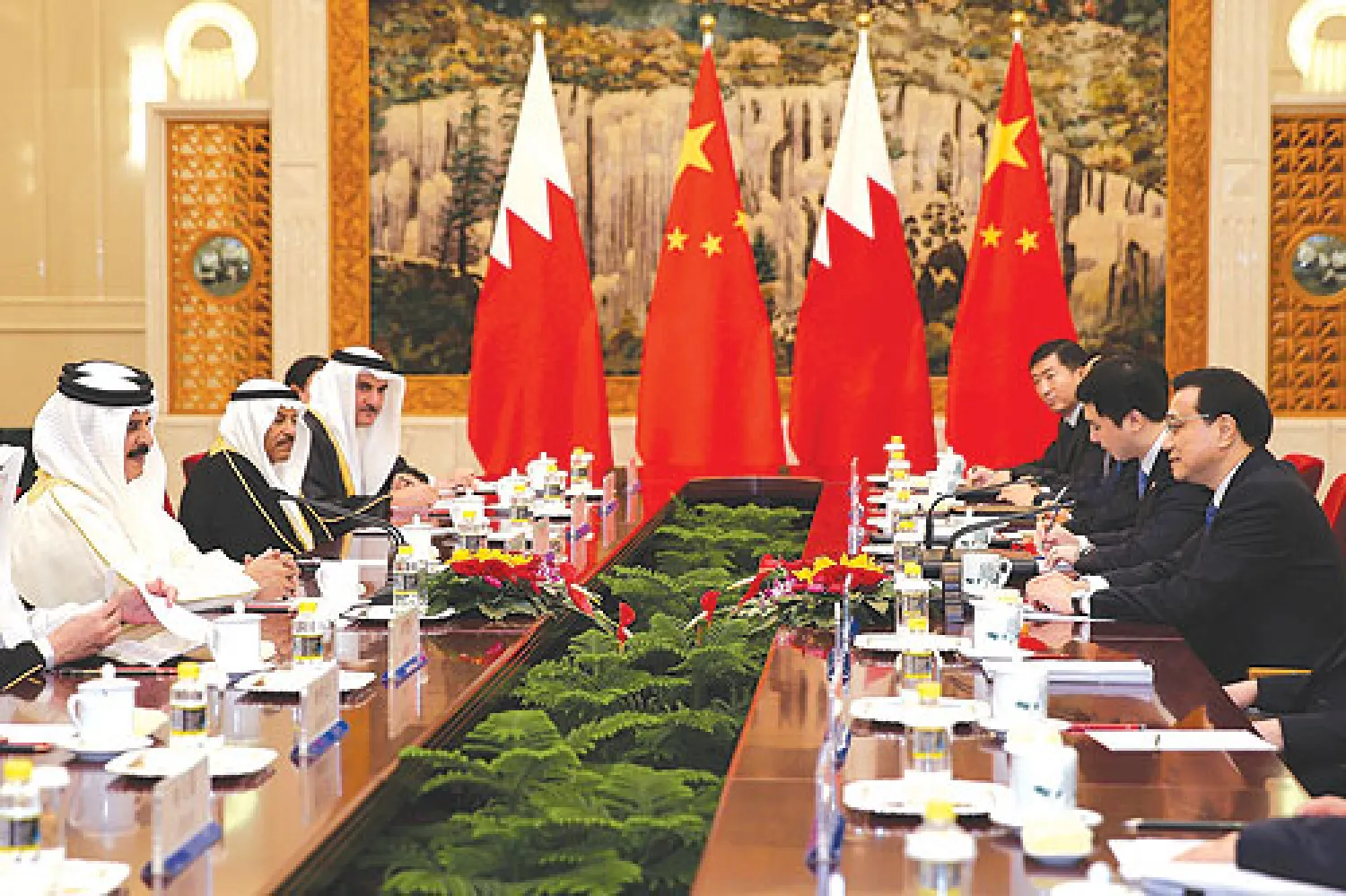 ملك البحرين الشيخ حمد بن عيسى خلال جلسة محادثات مع رئيس وزراء الصين لي كه تشيانغ في بكين أمس (أ.ف.ب)