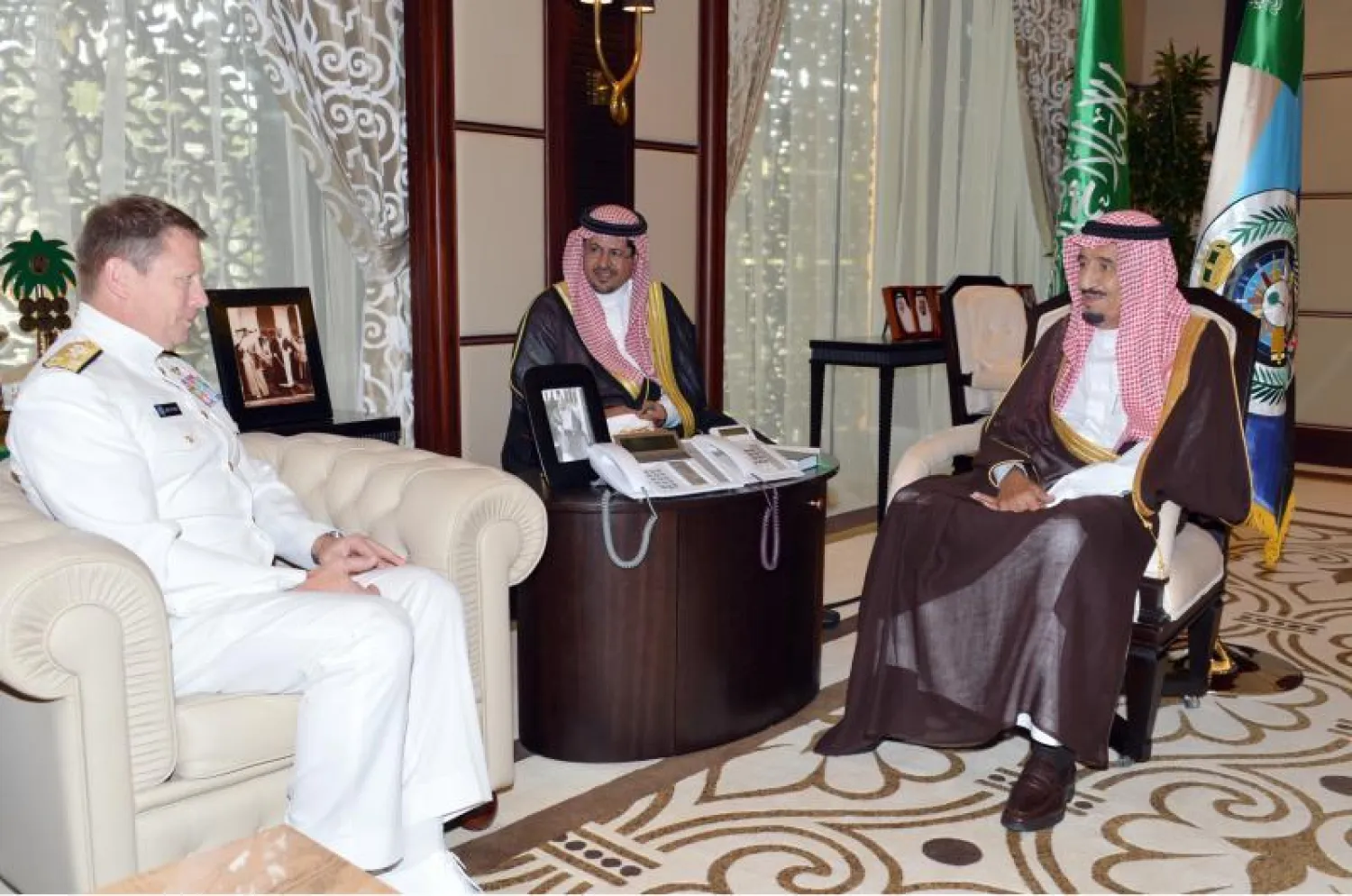 الأمير سلمان بن عبد العزيز لدى استقباله مدير وكالة التعاون الأمني للدفاع الأميركي الفريق بحري جوزيف دبليو ريكسي والوفد المرافق له في جدة اليوم (واس)