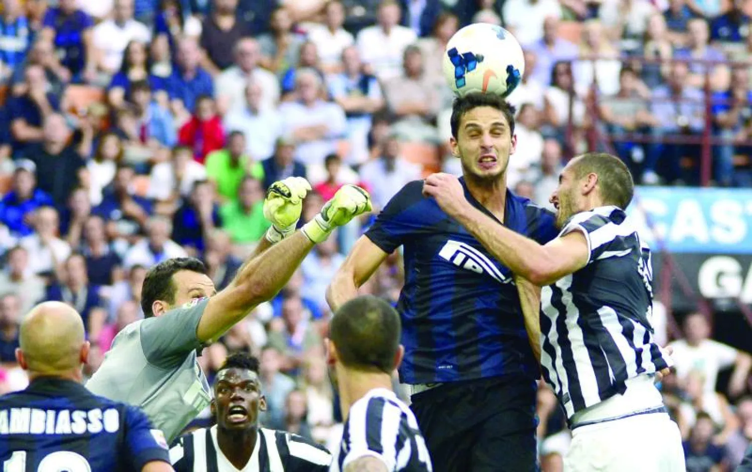 «العنصرية» تتسبب في إغلاق مدرج لإنترميلان