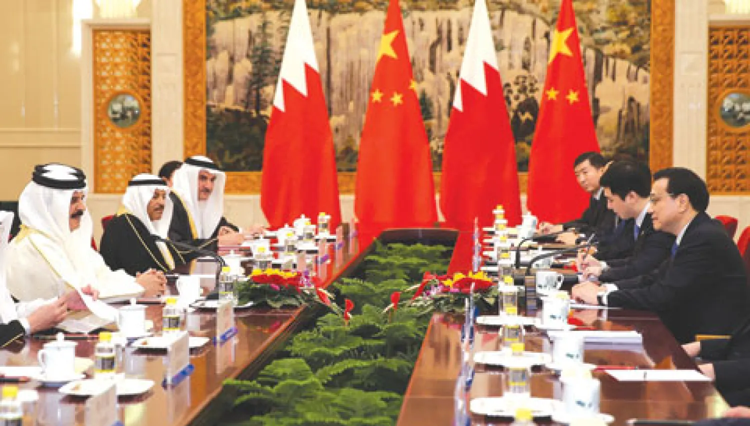 ملك البحرين الشيخ حمد بن عيسى خلال جلسة محادثات مع رئيس وزراء الصين لي كه تشيانغ في بكين أمس (أ.ف.ب)