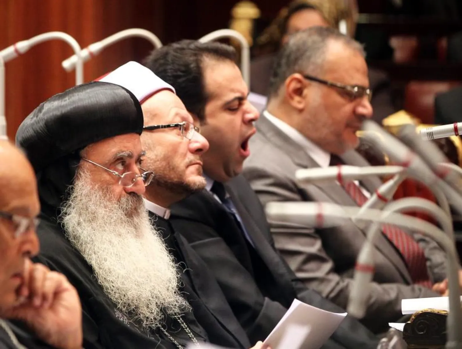 الأنبا بولا ممثل الكنيسة الأرثوذكسية بلجنة «الخمسين» وإلى جواه المفتي الدكتور شوقي علام في جلسة للجنة الأسبوع الماضي (إ.ب.أ)