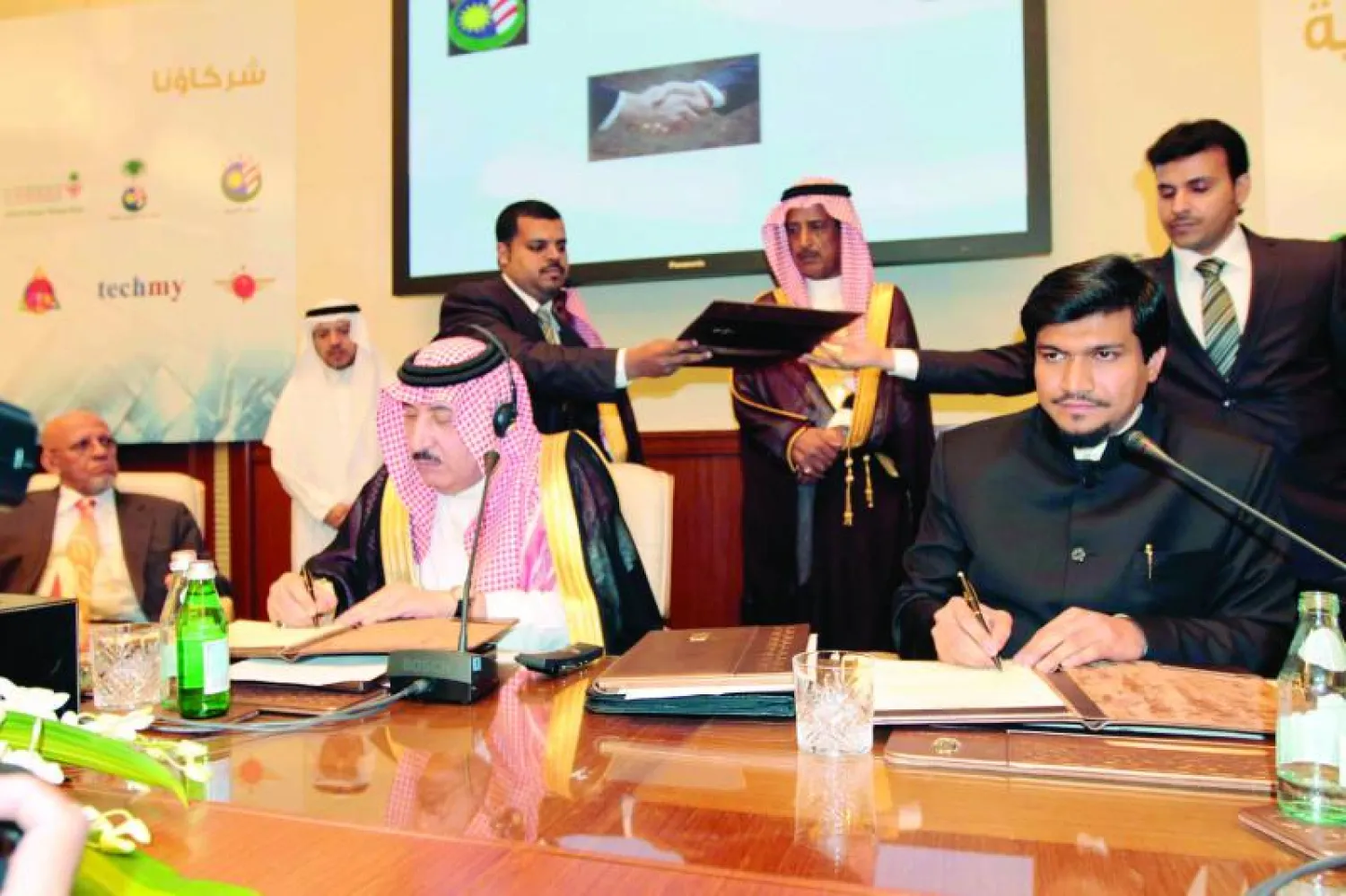 الأمير الدكتور عبد العزيز بن ناصر بن عبد العزيز آل سعود والدكتور راشد جوهر رئيس المركز الماليزي والرئيس التنفيذي أثناء التوقيع (الشرق الأوسط)