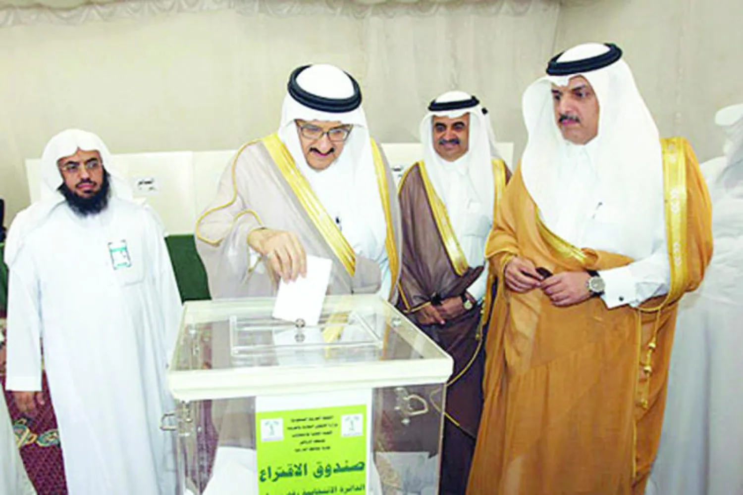 الأمير منصور بن متعب لدى تدشينه انتخابات المجالس البلدية سنة 2011 في الدرعية غرب العاصمة الرياض (تصوير: خالد الخميس)