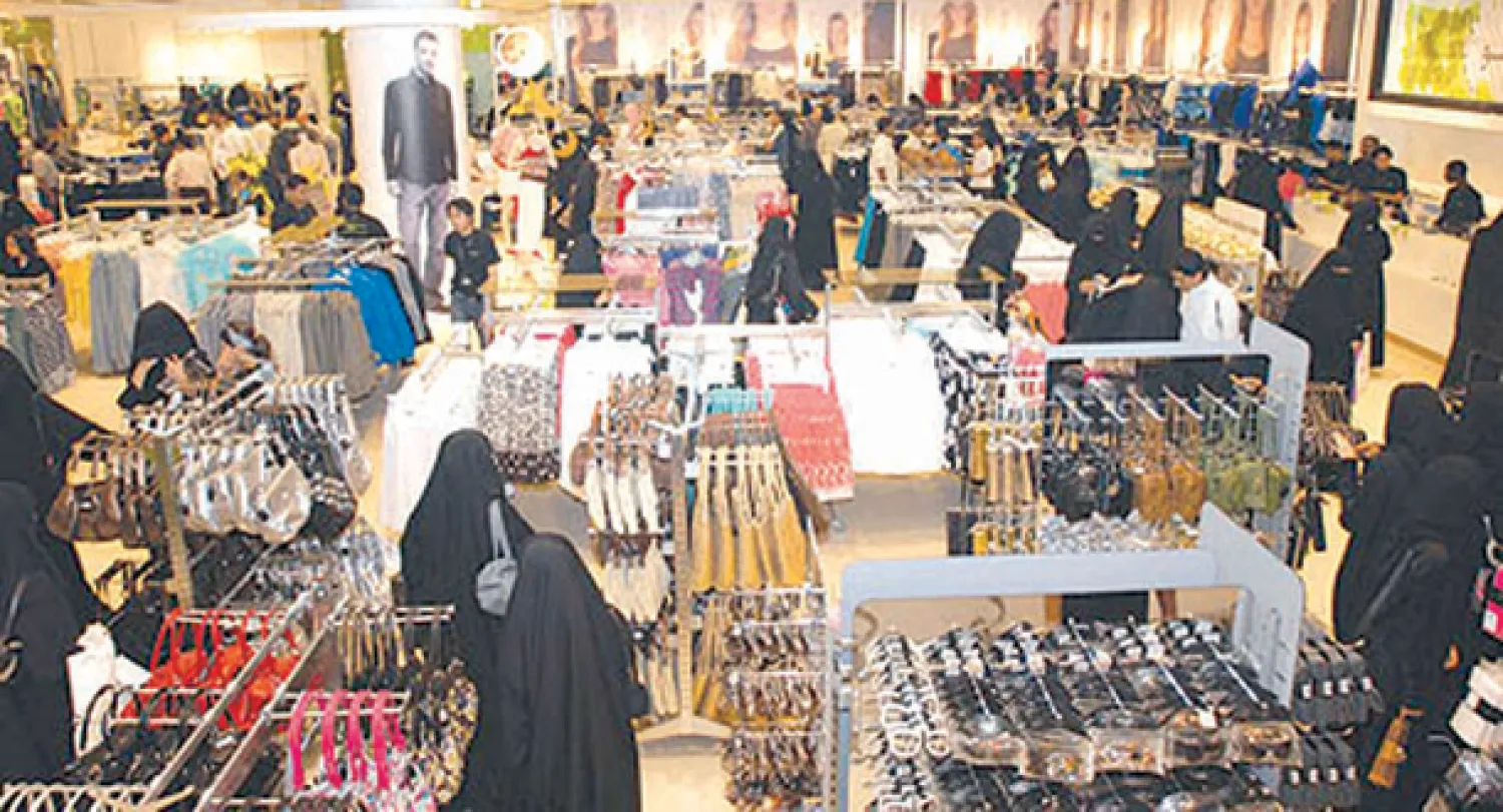 جانب من الأسواق التي تلتزم بقرار تأنيث متاجر المستلزمات النسائية في جدة («الشرق الأوسط»)