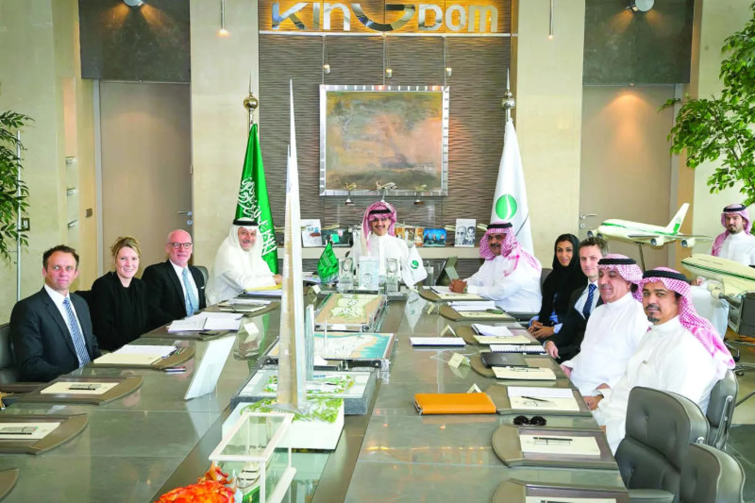 الأمير الوليد بن طلال متراسا اجتماع مجلس إدارة «روتانا» 