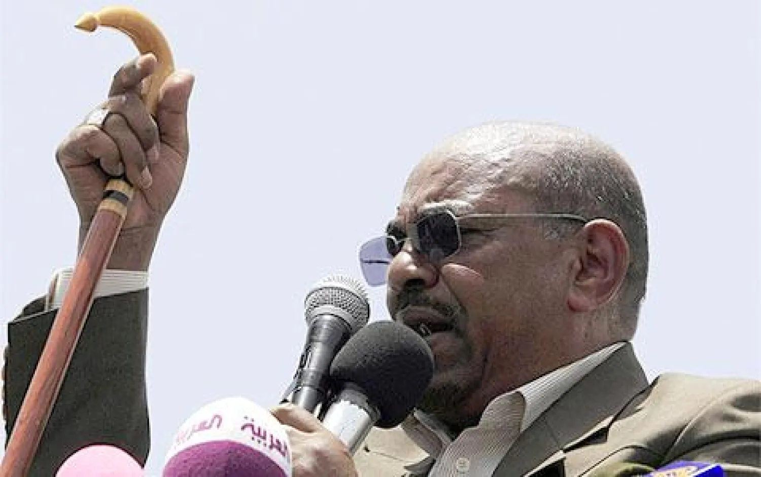 حكومة البشير تتراجع تكتيكيا عن «رفع الدعم عن المحروقات» إتقاء لـ«ثورة جياع»