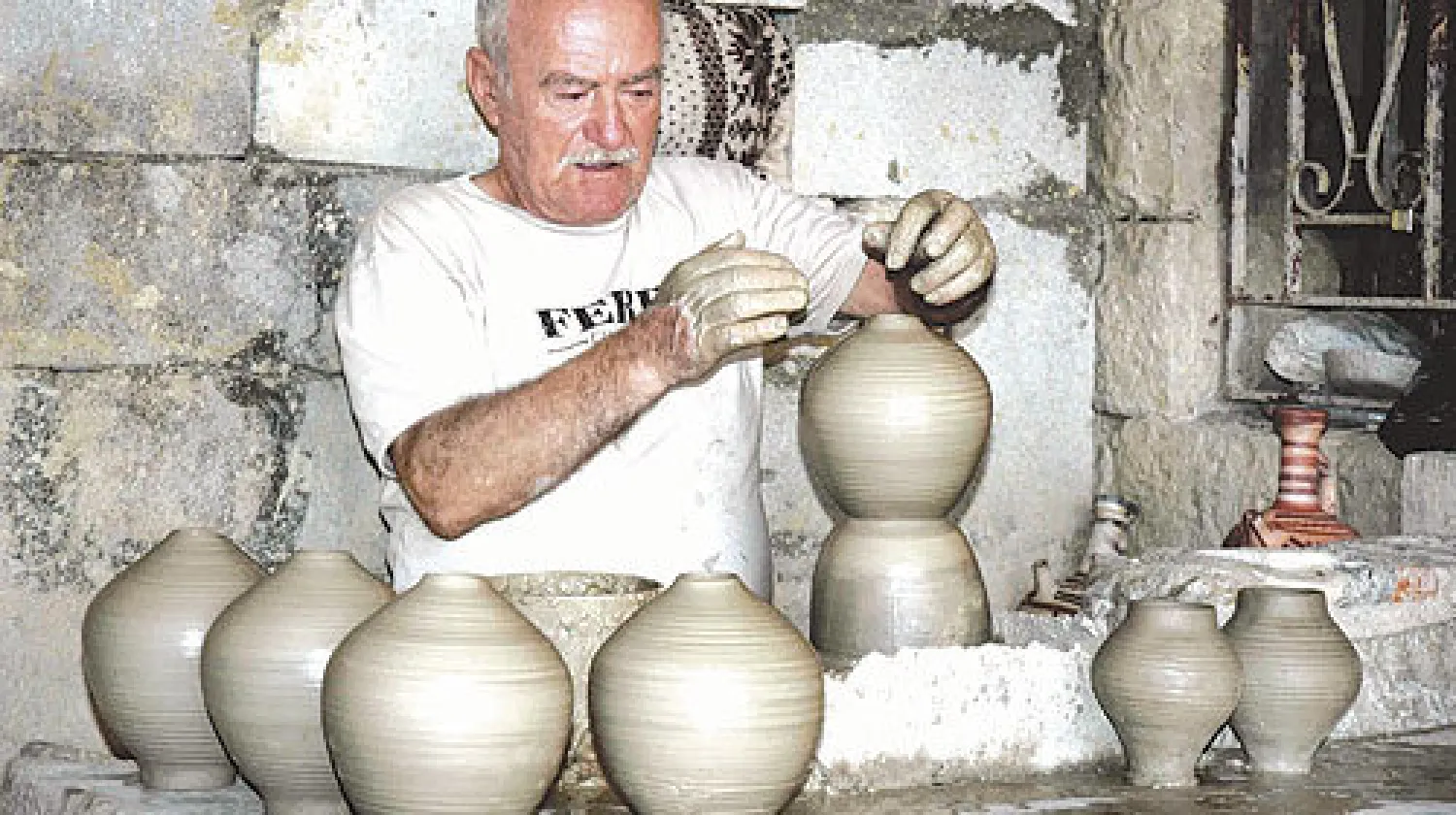 جهاد إسبر يصنع إحدى فخارياته ({الشرق الأوسط})