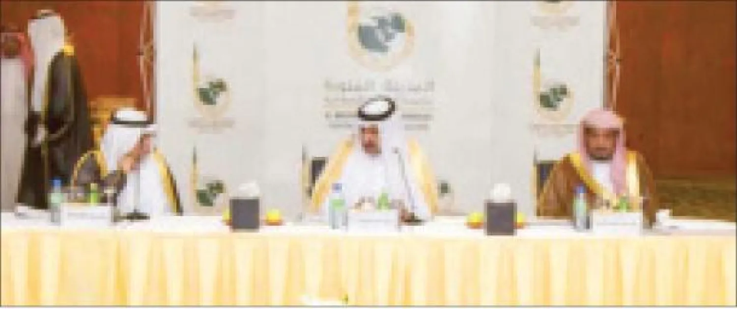 أمير المدينة المنورة لدى ترؤسه أعمال اللجنة العليا للاحتفاء بالمدنية المنورة عاصمة للثقافة الإسلامية أمس (واس)