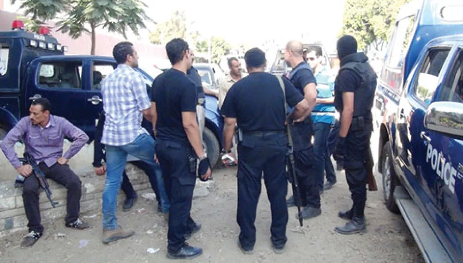 قوات من الشرطة المصرية تتمركز في قرية دلجا بمحافظة المنيا عقب السيطرة عليها أول من أمس (أ.ف.ب)