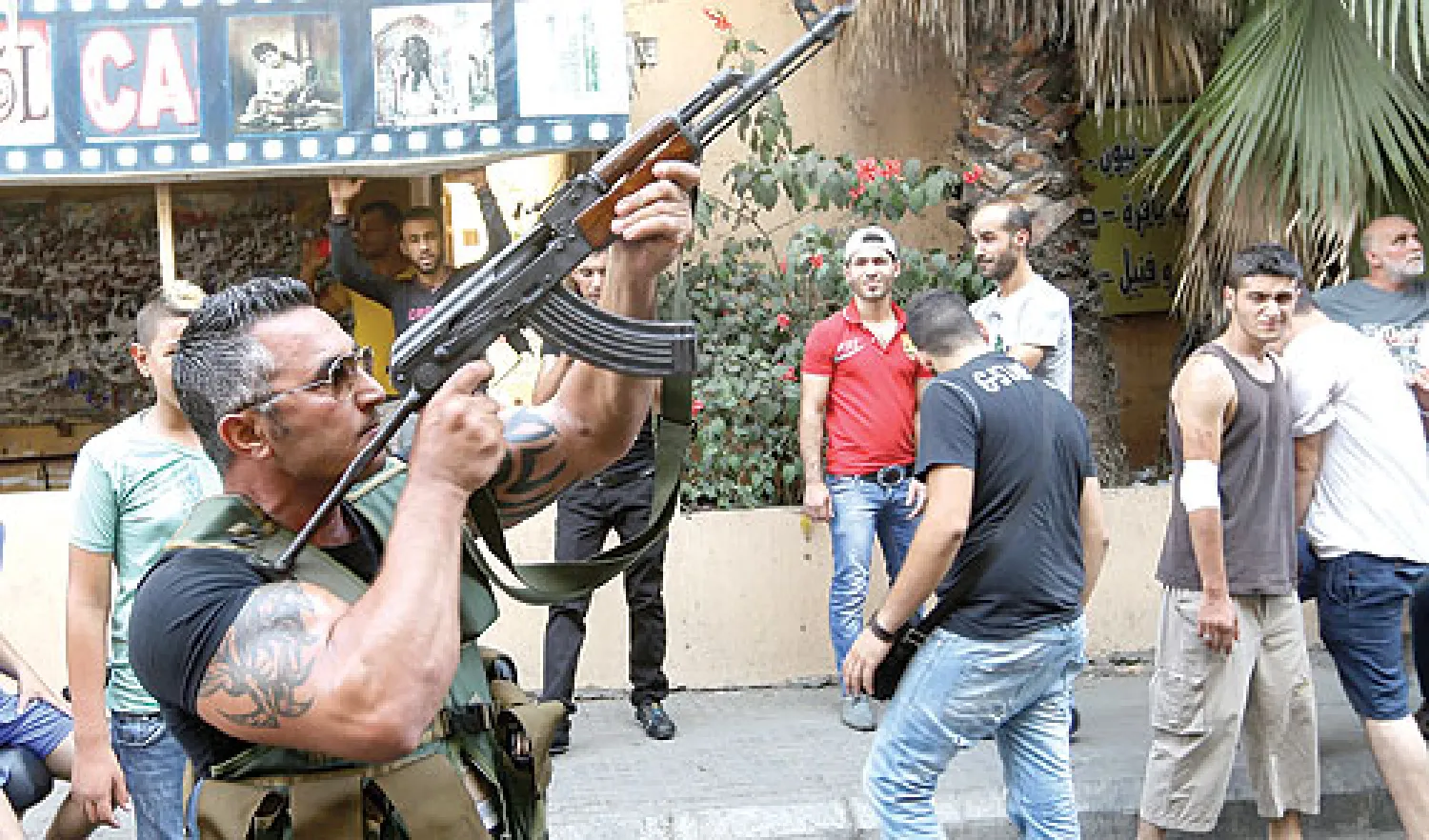 لم تخفّف عبارة «لسلامة الأهل والوطن» الصفراء، التي تتصدر حواجز حزب الله في الضاحية الجنوبية لبيروت، من انزعاج قسم من سكان الضاحية.. كما لم تخفِ اعتذارات رجال أمن الحزب المتكررة، استياء بعض السكان وزائريها، نتيجة الحواجز المتكررة والمكثفة على مداخل المنطقة. التدابير الأمنية المكثفة في المنطقة، تؤ...