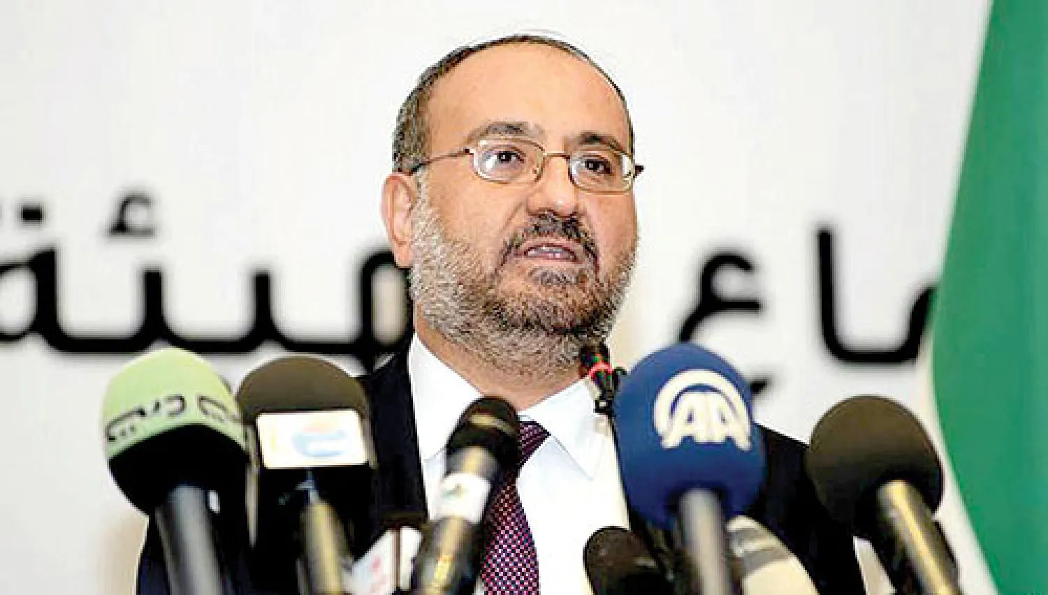 تعول المعارضة السورية على انتخاب أحمد طعمة رئيسا للحكومة السورية المؤقتة، التي ستكون من أولى مهامها إدارة شؤون المناطق السورية المحررة غير الخاضعة لسيطرة النظام السوري، في ظل حالة الفوضى التي تعيشها بغياب وجود سلطة تمسك بزمام الأمور. ويحظى طعمة، 48 عاما، وهو طبيب أسنان وخطيب جامع سابق، بتوافق كب...