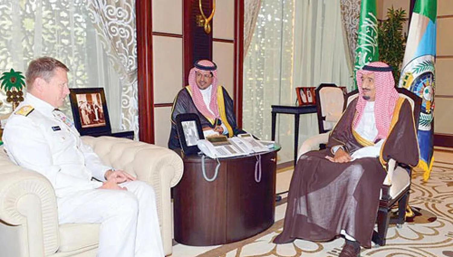 الأمير سلمان خلال لقائه المسؤول الأميركي أمس (واس)