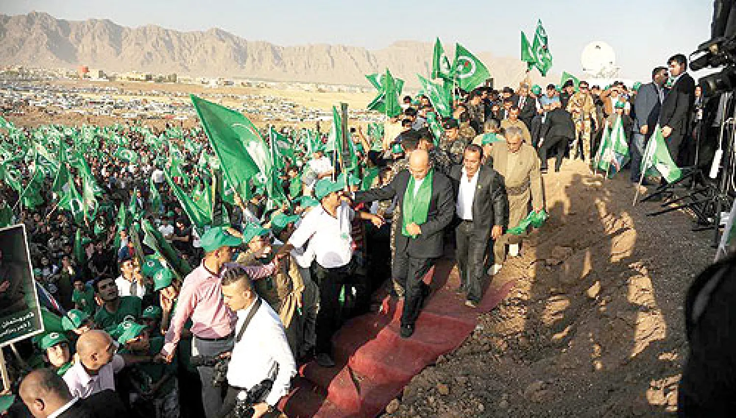 برهم صالح يحضر تجمعا انتخابيا لحزبه في رانية أمس («الشرق الأوسط»)