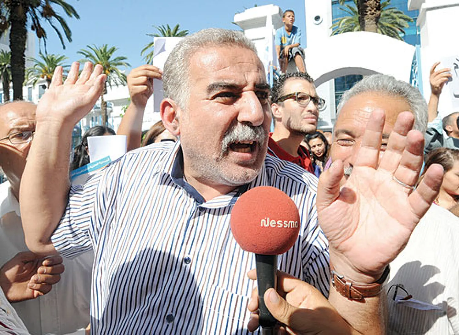 الصحافي التونسي زيد الهيني أثناء مشاركته في إضراب عام لوسائل الإعلام في العاصمة أمس (أ.ف.ب)