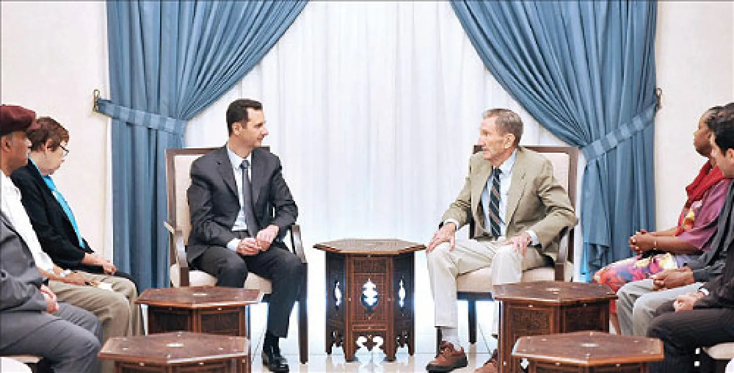 الرئيس السوري بشار الأسد لدى لقائه وزير العدل الأميركي الأسبق رامزي كلارك وأعضاء سابقين في الكونغرس وناشطين في دمشق أمس (أ.ف.ب)