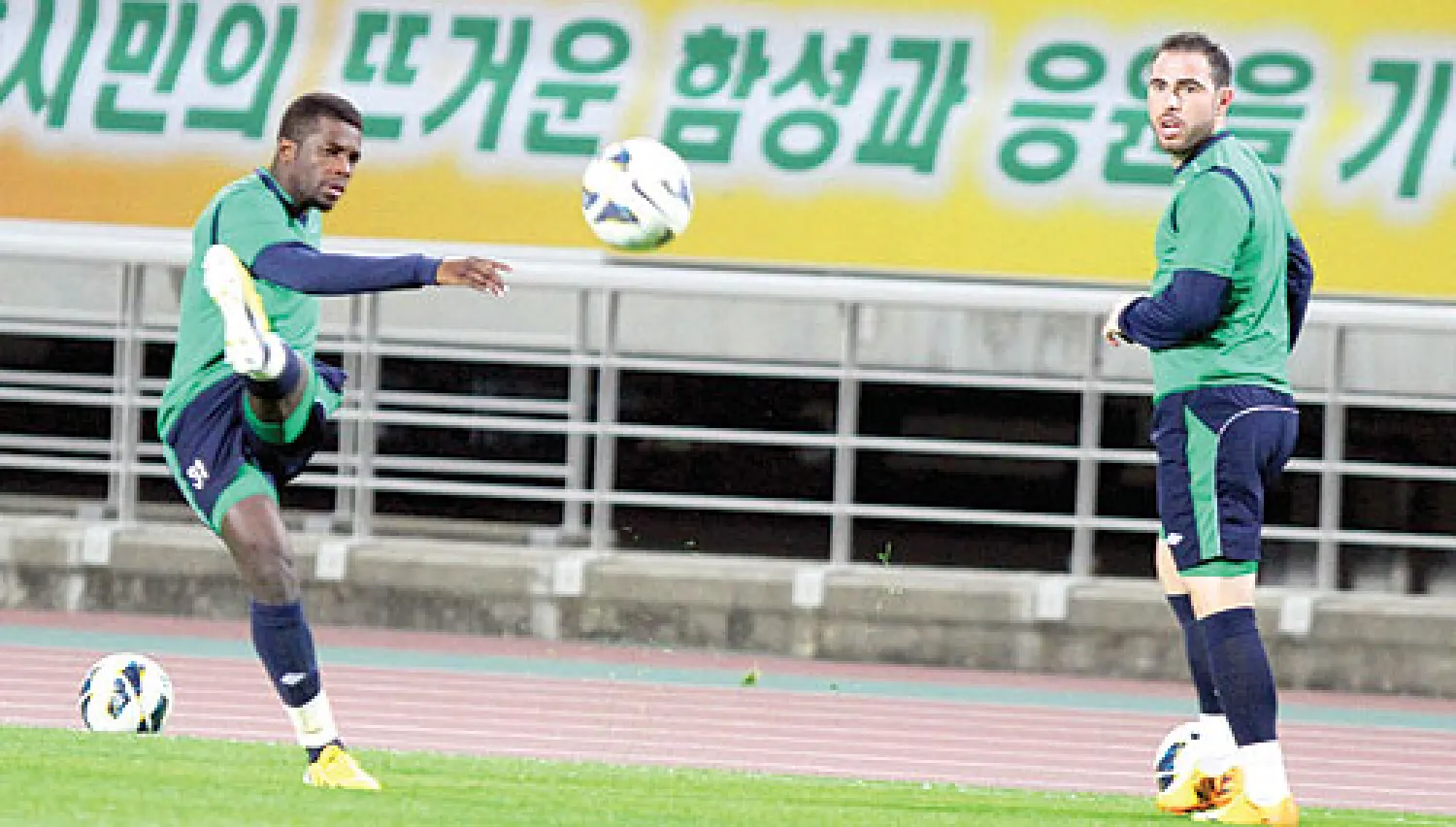 قرر البرتغالي فيتور بيريرا مدرب فريق الأهلي استبعاد المهاجم البرازيلي فيكتور سيموس من مواجهة فريقه الحاسمة أمام سيول الكوري اليوم الأربعاء على ملعب كأس العالم في إياب دور الثمانية لدوري الأبطال الآسيوي بعد تعرضه لإصابة عبارة عن تمزق في الفخذ ستبعده 3 أسابيع عن الملاعب. وتعد إصابة فيكتور العائد م...