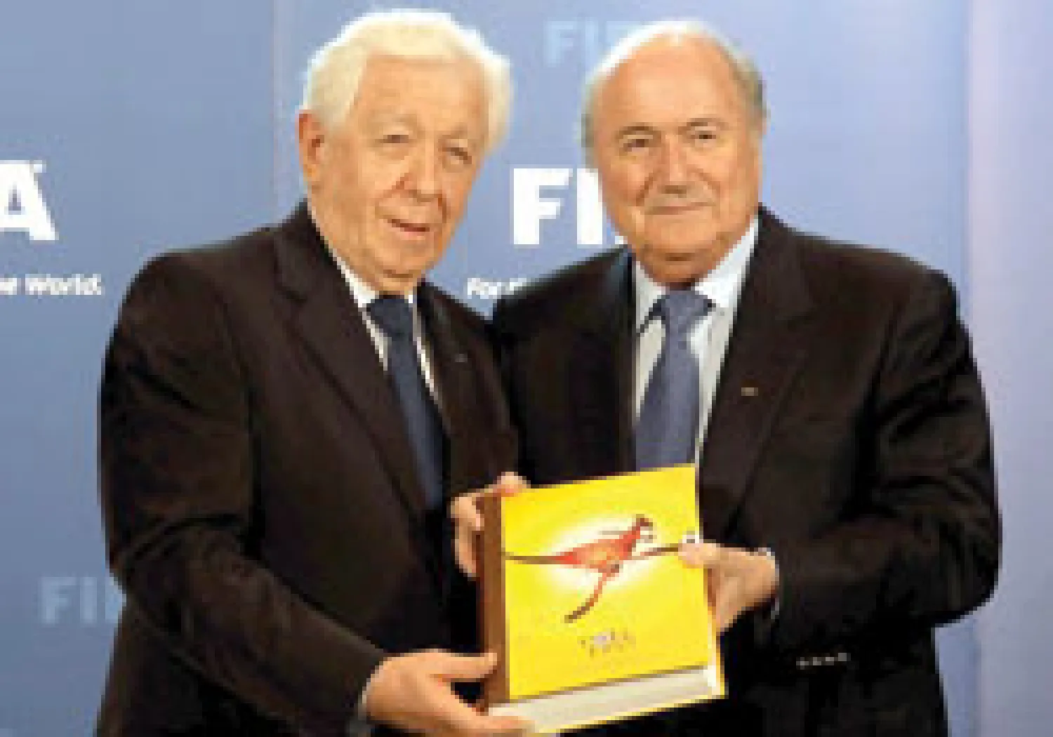 حذر رئيس الاتحاد الأسترالي لكرة القدم، فرانك لوي، الاتحاد الدولي «فيفا» من اتخاذ قرار إقامة كأس العالم بقطر عام 2022 في فصل الشتاء، ومطالبا بدفع تعويضات للدول التي تقدمت بعروض لاستضافة الحدث إذا ما سار الاتحاد الدولي في هذا الاتجاه. وتفوقت قطر على عروض من أستراليا واليابان وكوريا الجنوبية والولا...