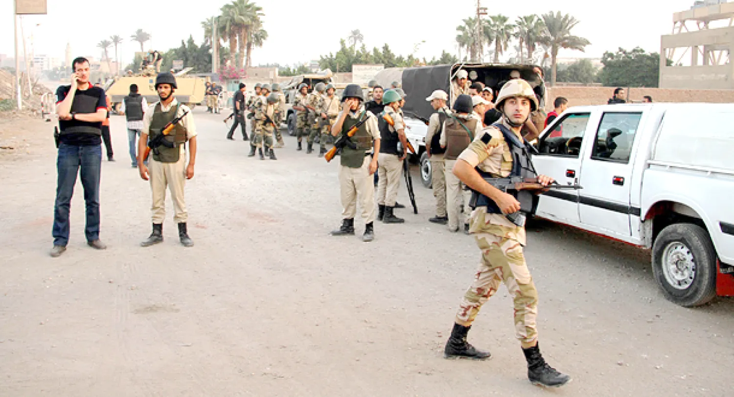 قوات من الجيش والشرطة المصرية خلال عملية اقتحام ضاحية كرداسة غرب القاهرة صباح اليوم (إ.ب.أ)