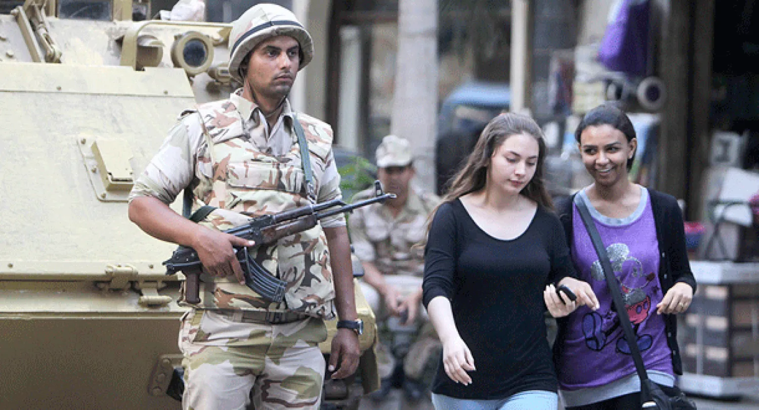 جندي في نوبة حراسة أمام مقر البورصة المصرية وسط القاهرة أول من أمس (رويترز)