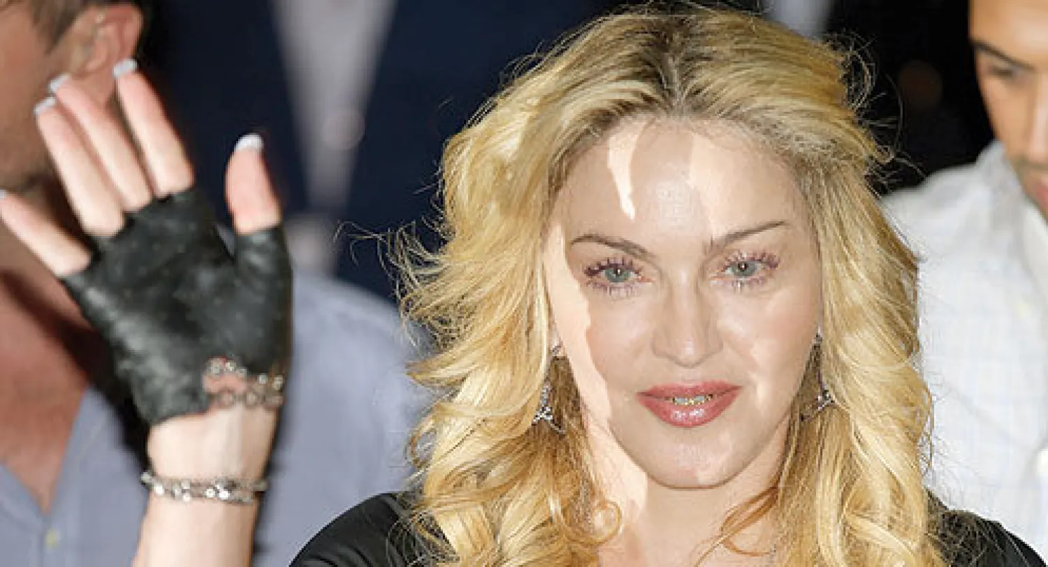 * أعلنت ملكة البوب الأميركية مادونا عزمها عرض فيلم قصير من إخراجها، بالتعاون مع المصور ستيفن كلاين، على الإنترنت مجانا. وذكرت مادونا، (55 عاما)، في بيان صحافي، أن الفيلم الذي يبلغ مدته 17 دقيقة يمكن تحميله من موقع «بيت تورنت» اعتبارا من 24 سبتمبر (أيلول) الحالي. والفيلم الجديد بعنوان «مشروع ثورة...