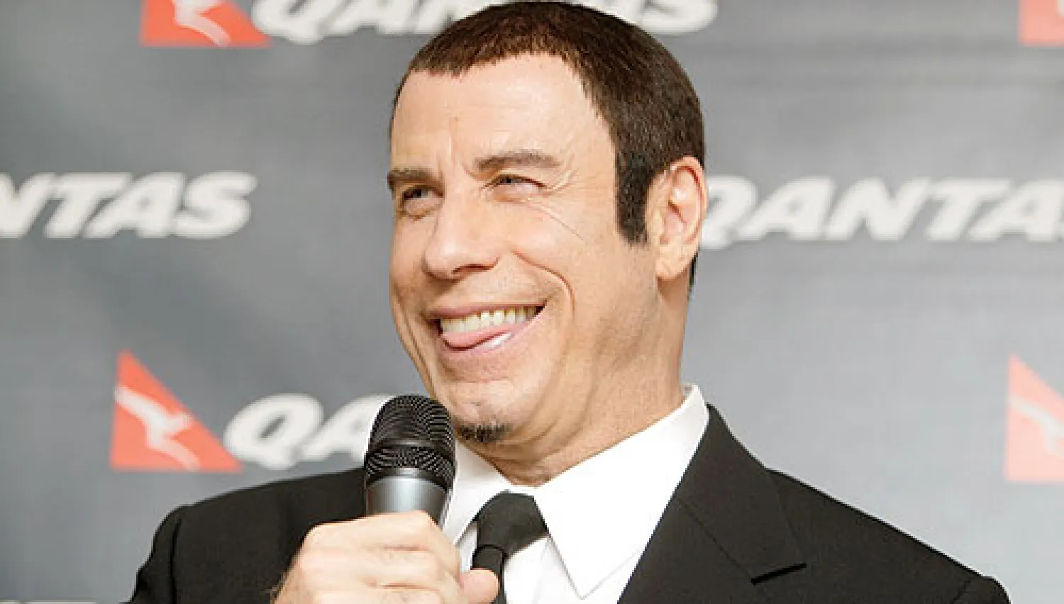 * أنهى النجم الأميركي جون ترافولتا زيارة إلى مدينة دبي استغرقت نحو أسبوع، زار خلالها مختلف أنحاء المدينة وأمضى أياما عدة في صحرائها. وكانت المفاجأة حين فضل ترافولتا الابتعاد عن عمران المدينة وأبراجها العالية، وفضل الإقامة وسط الصحراء في منتجع «المها الصحراوي»، الذي أقامته دبي على بعد 45 كيلومترا...