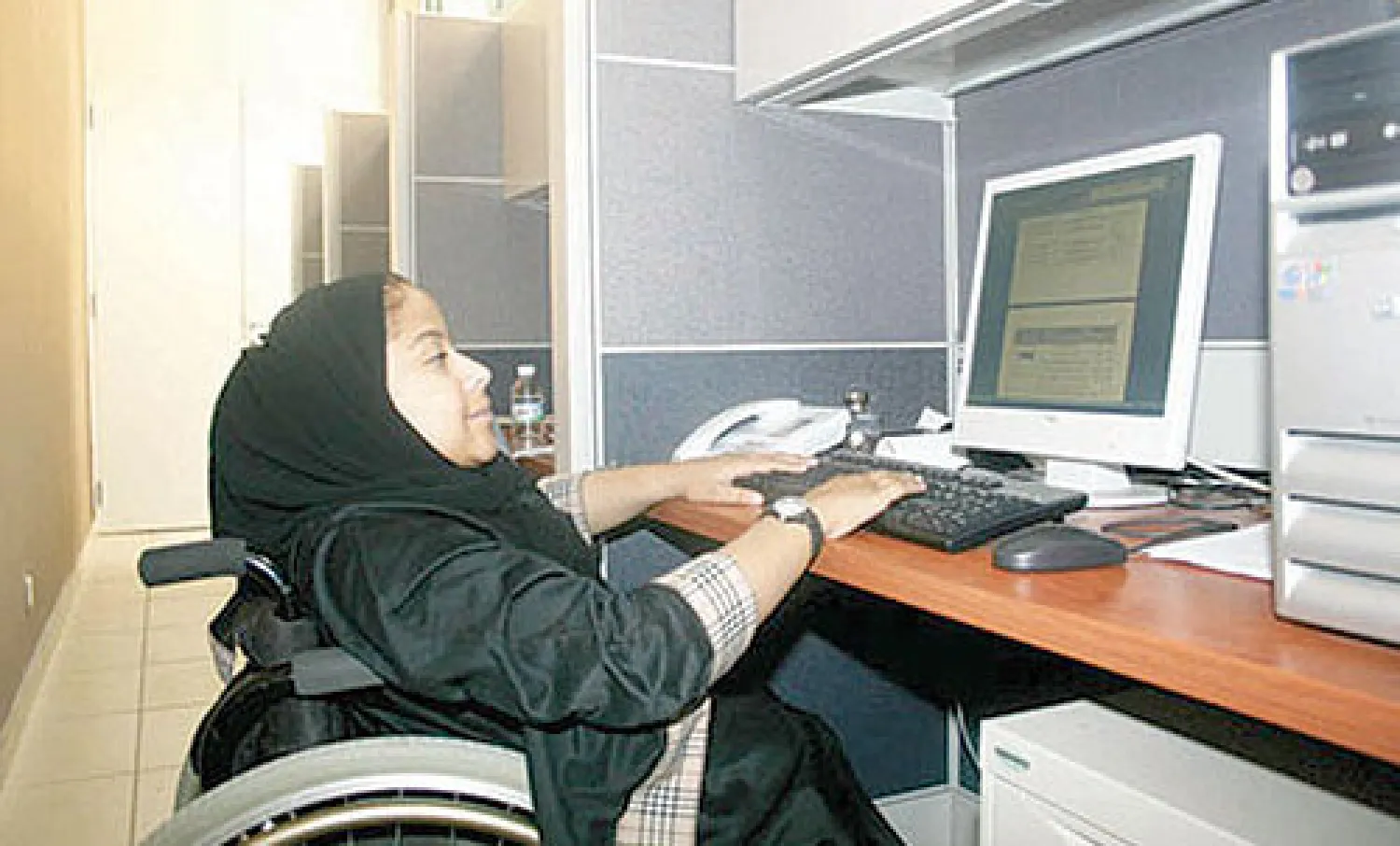 سارة الغوينم إحدى موظفات المركز ببرنامج الدمج والتمكين