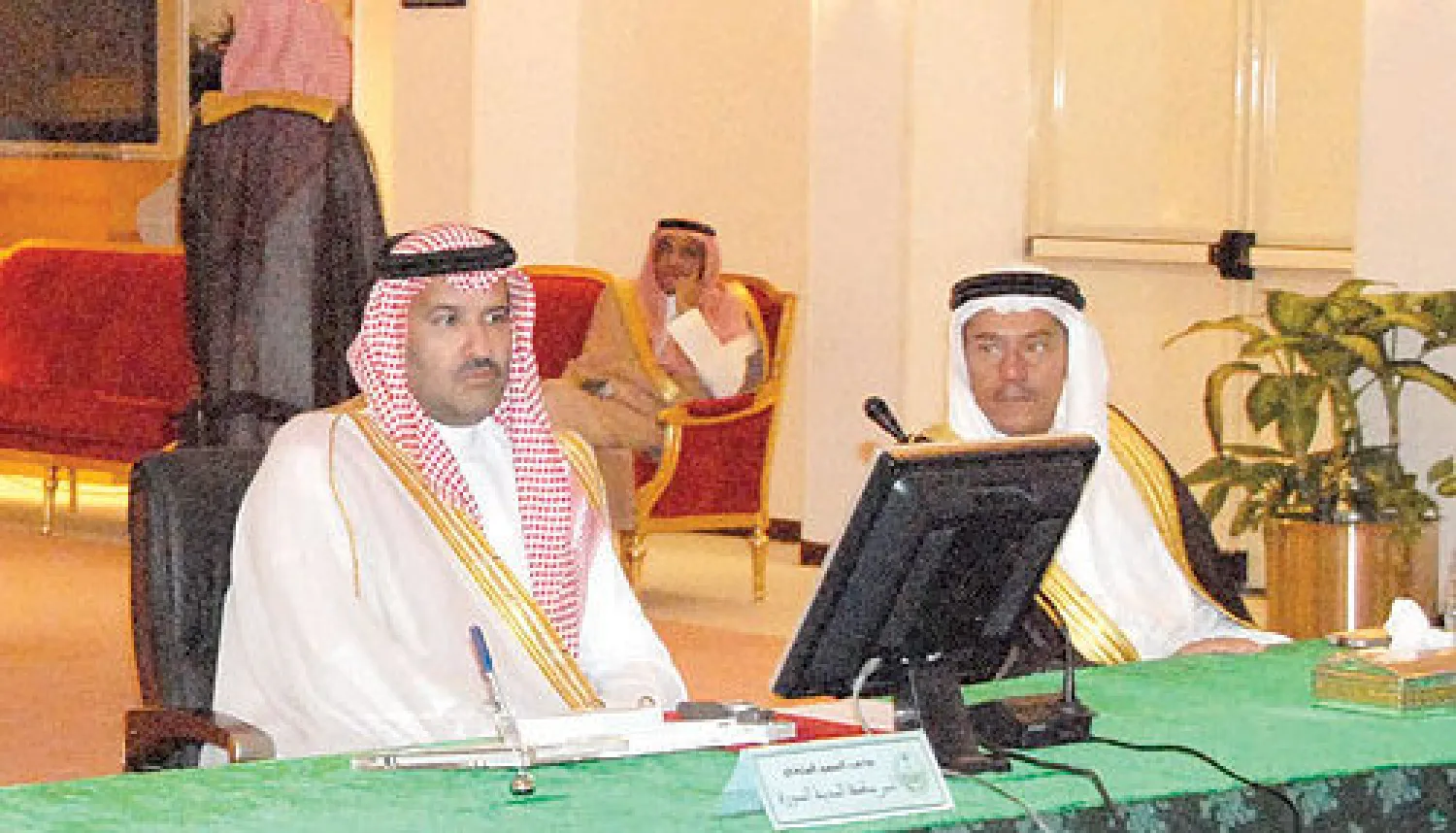 الأمير فيصل بن سلمان خلال لقائه مسؤولي محافظة ينبع والتنمية السياحية ولجنة الاستثمار في ينبع أمس ({الشرق الأوسط})